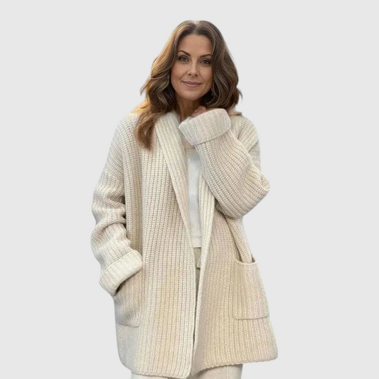 Frau trägt einen beigefarbenen, oversized Waffel-Cardigan mit offener Front und Reverskragen in verlängerter Longline-Silhouette_3
