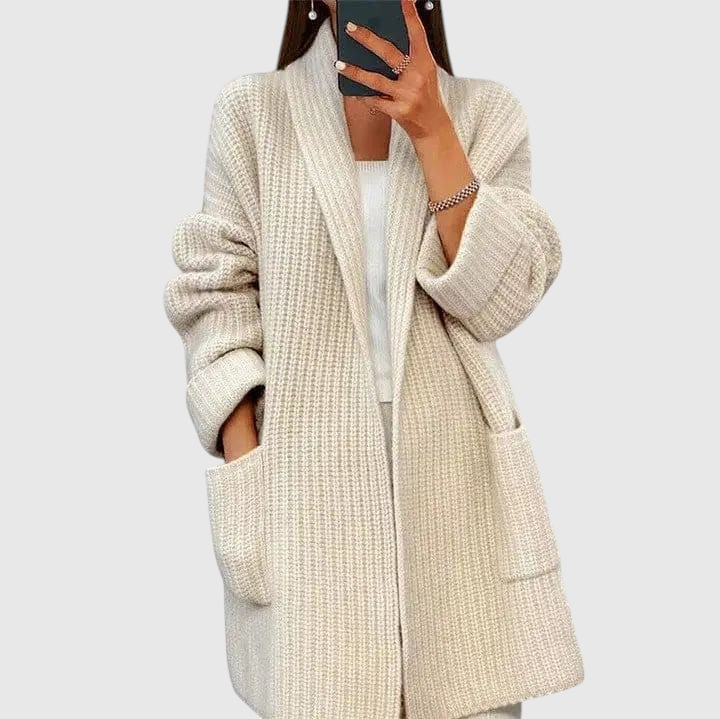 Frau trägt einen beigefarbenen, oversized Waffel-Cardigan mit offener Front und Reverskragen in verlängerter Longline-Silhouette_0