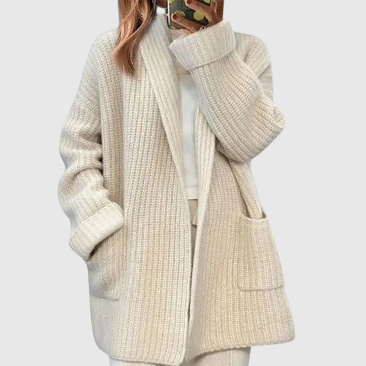 Frau trägt einen beigefarbenen, oversized Waffel-Cardigan mit offener Front und Reverskragen in verlängerter Longline-Silhouette_4