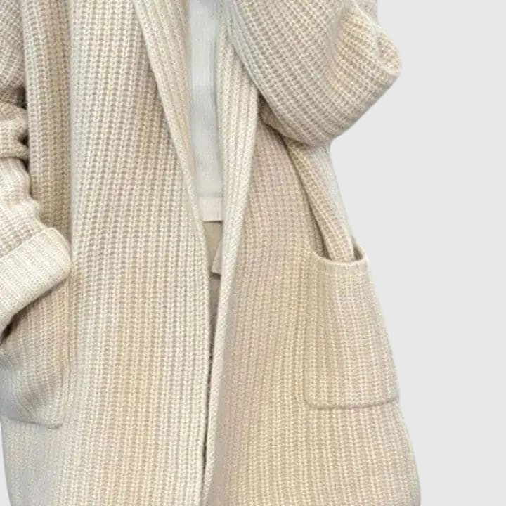 Frau trägt einen beigefarbenen, oversized Waffel-Cardigan mit offener Front und Reverskragen in verlängerter Longline-Silhouette_5