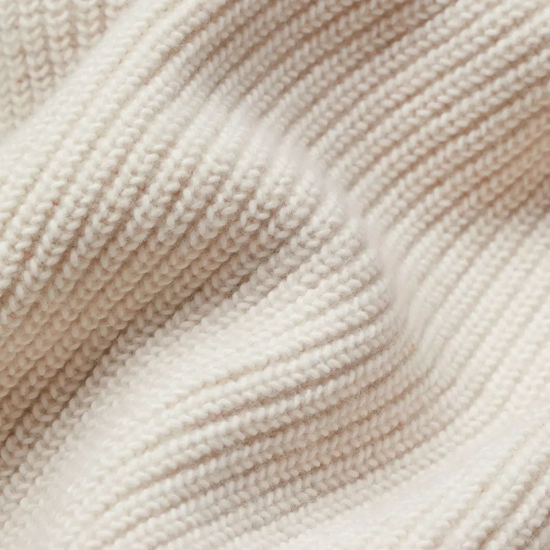 Frau trägt einen beigefarbenen, oversized Waffel-Cardigan mit offener Front und Reverskragen in verlängerter Longline-Silhouette_6